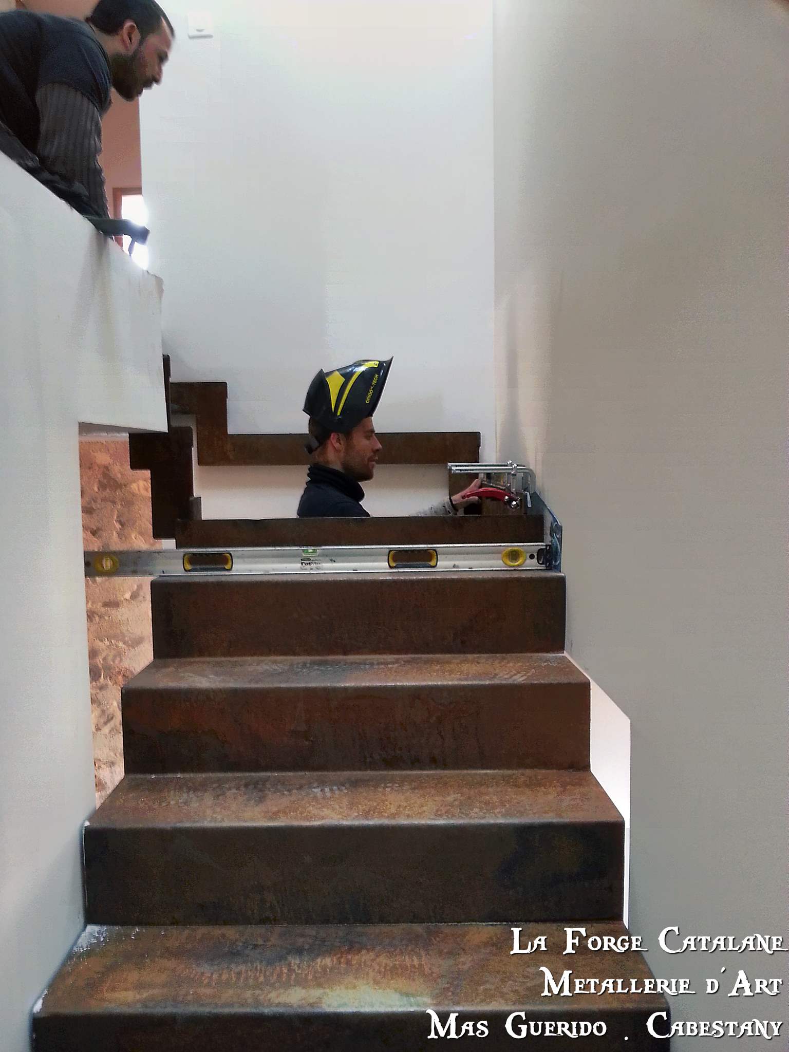 Escalier marches suspendues sans limons apparents 10 forge catalane.jpg